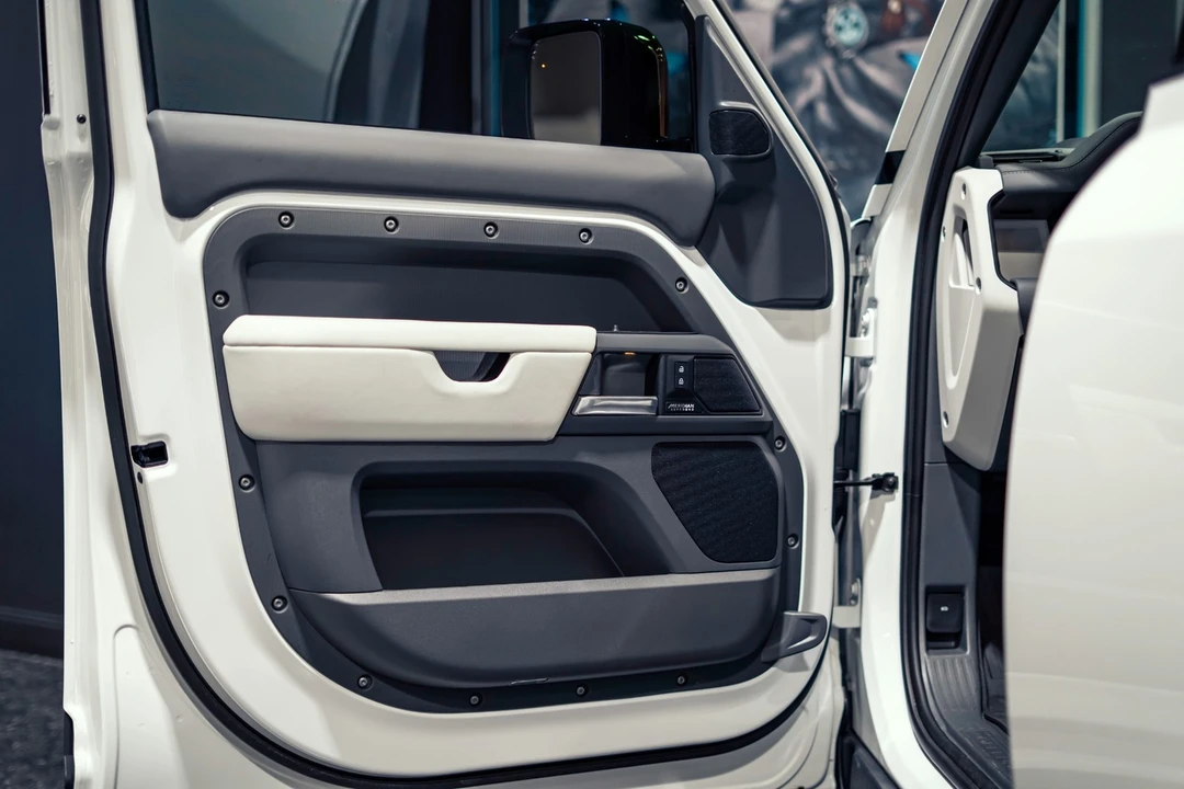 2025 Land Rover - Image 6 of 31