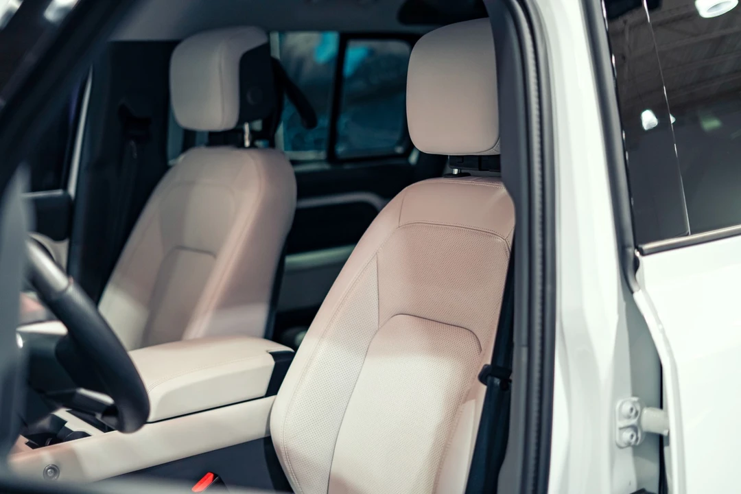 2025 Land Rover - Image 17 of 31