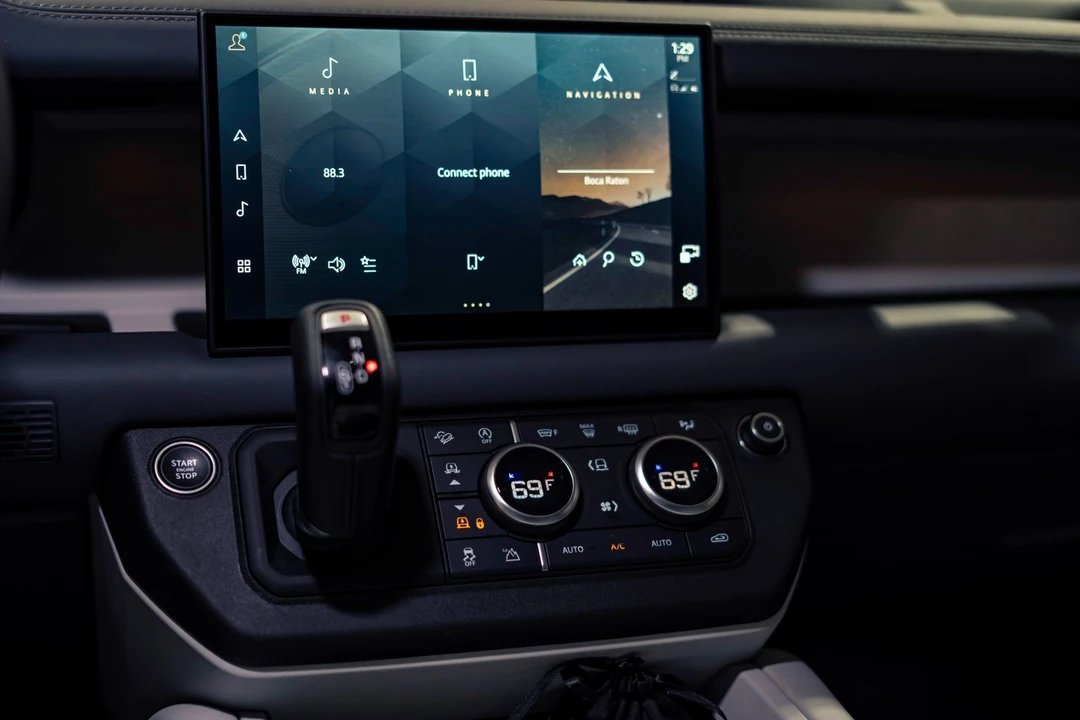 2025 Land Rover - Image 7 of 31