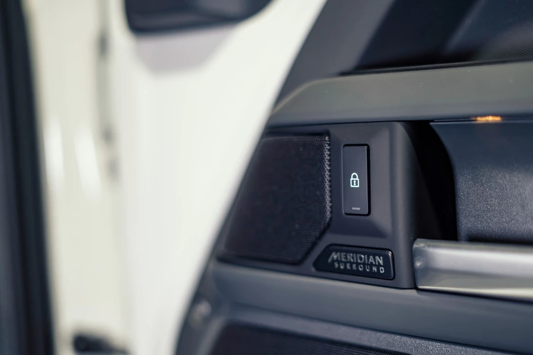 2025 Land Rover - Image 21 of 31