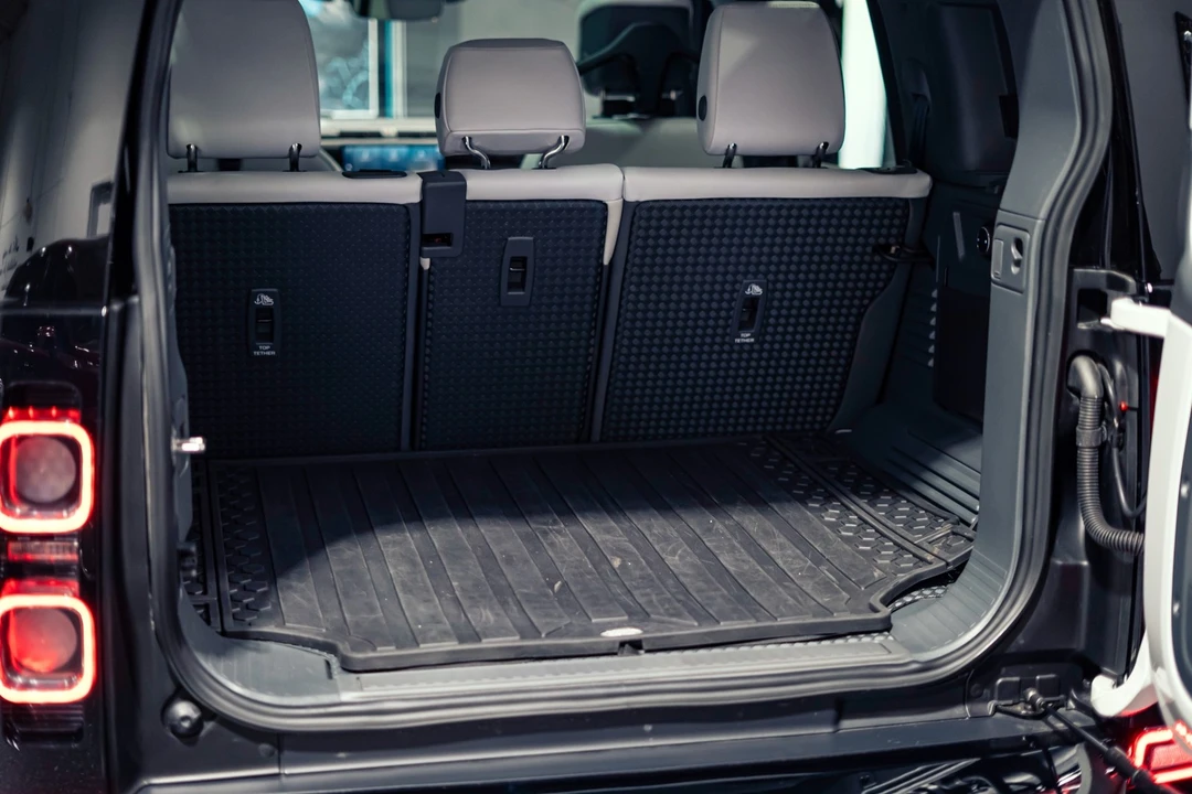 2025 Land Rover - Image 10 of 31