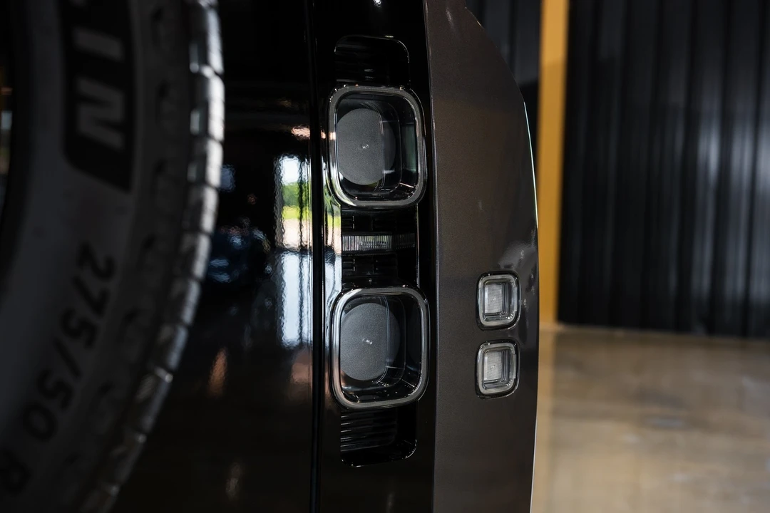 2025 Land Rover Defender Octa - Image 7 of 31