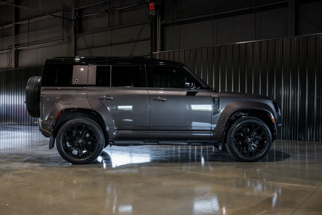 2025 Land Rover Defender Octa - Image 23 of 31