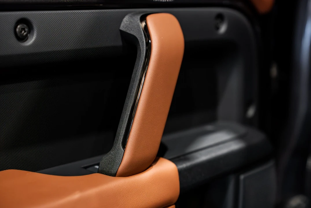 2025 Land Rover Defender Octa - Image 12 of 31