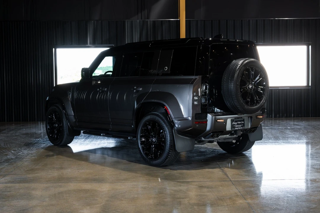 2025 Land Rover Defender Octa - Image 24 of 31
