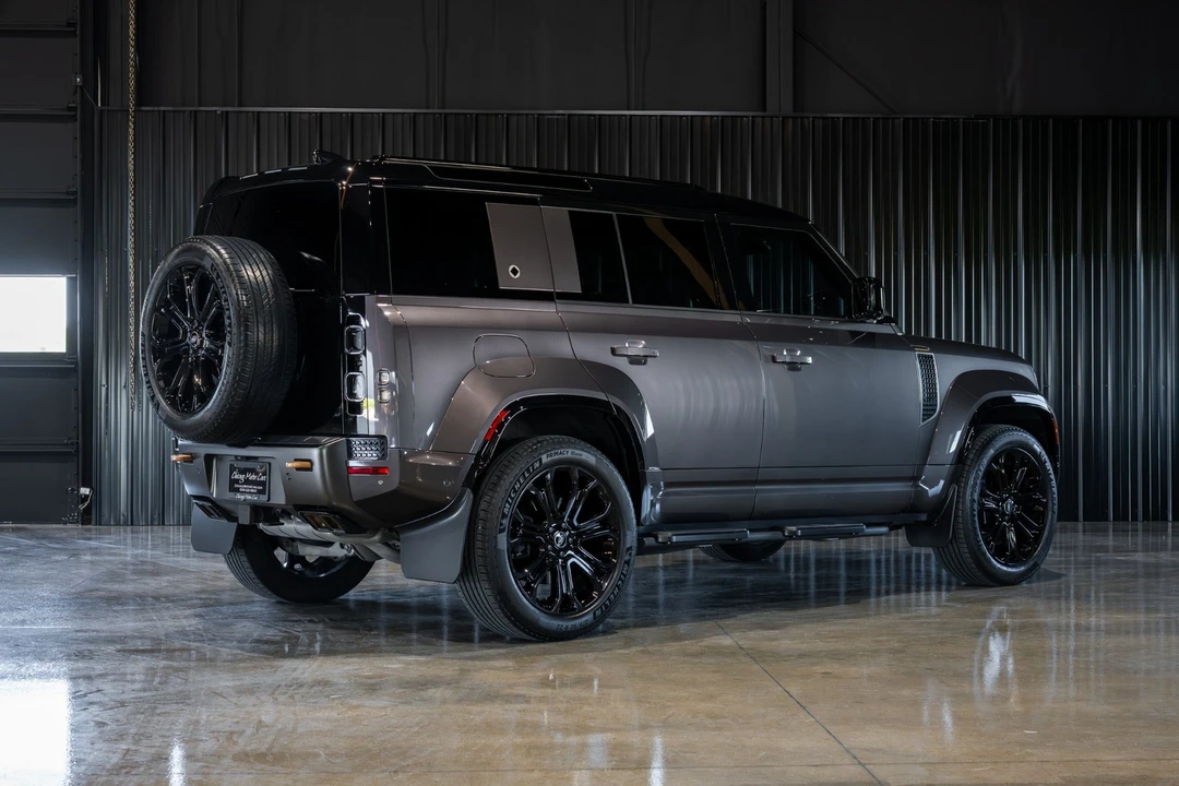 2025 Land Rover Defender Octa - Image 22 of 31