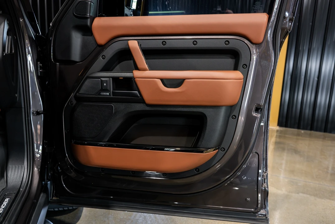 2025 Land Rover Defender Octa - Image 15 of 31
