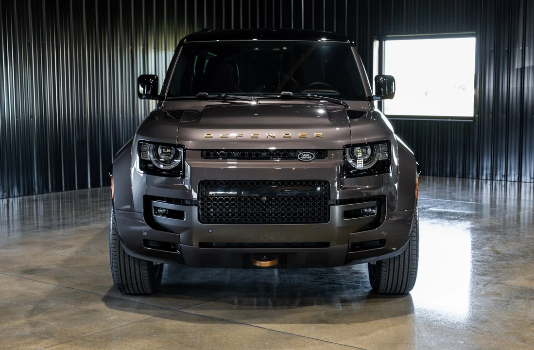 2025 Land Rover Defender Octa - Image 17 of 31