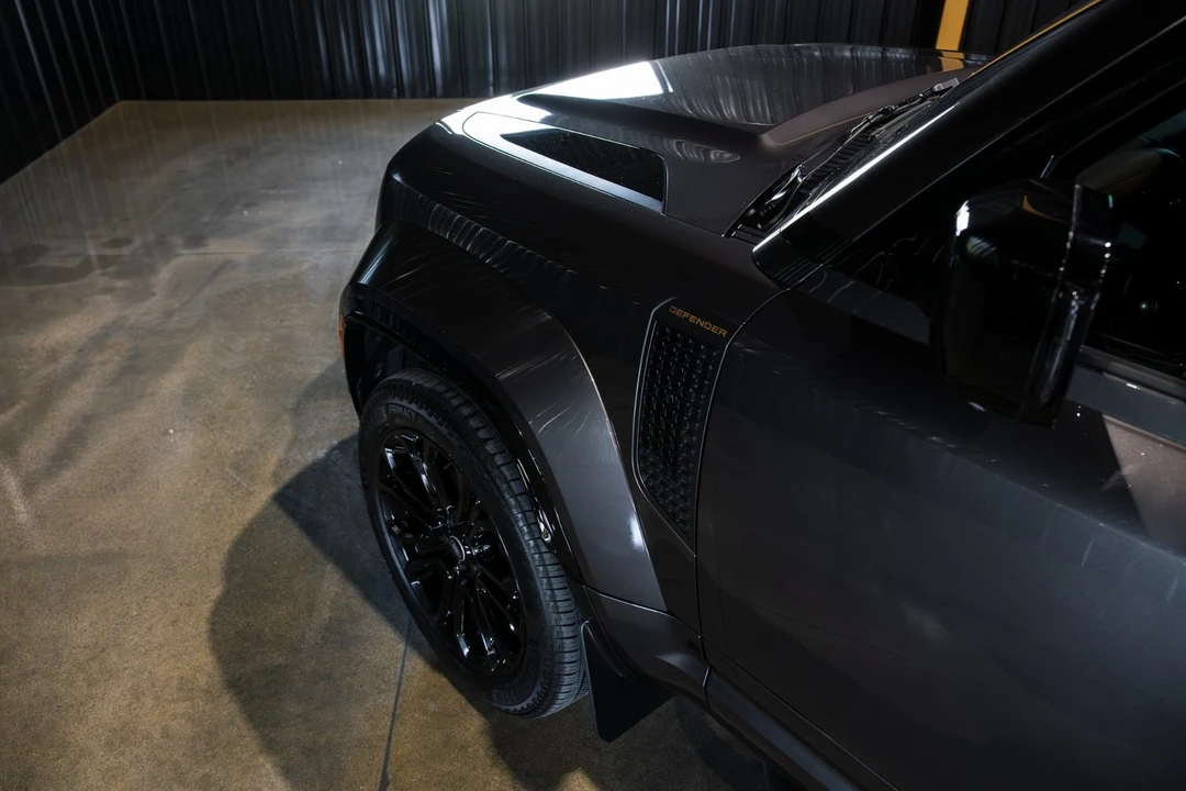 2025 Land Rover Defender Octa - Image 27 of 31