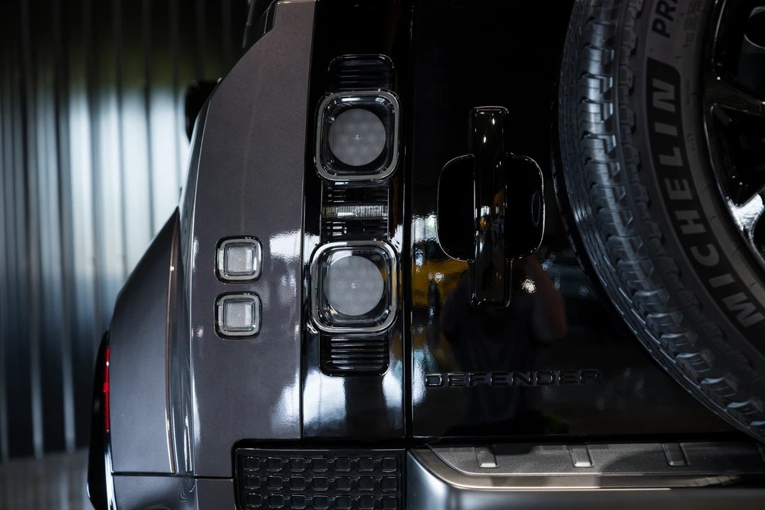 2025 Land Rover Defender Octa - Image 26 of 31