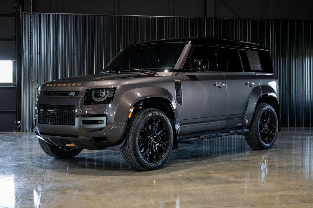 2025 Land Rover Defender Octa - Image 16 of 31