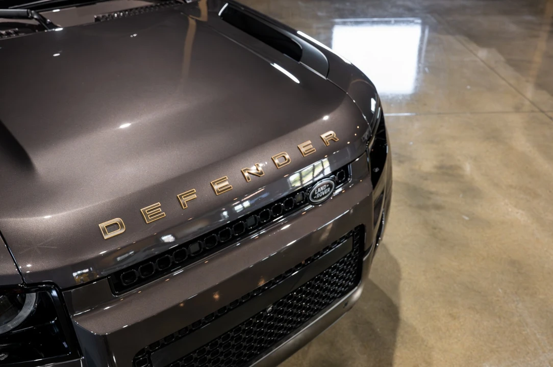 2025 Land Rover Defender Octa - Image 18 of 31