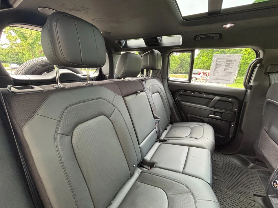 2025 Land Rover Defender V8 - Image 24 of 31