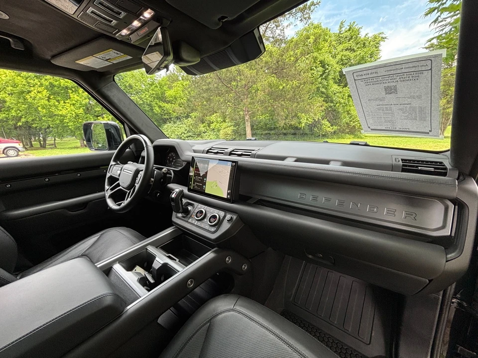 2025 Land Rover Defender V8 - Image 26 of 31