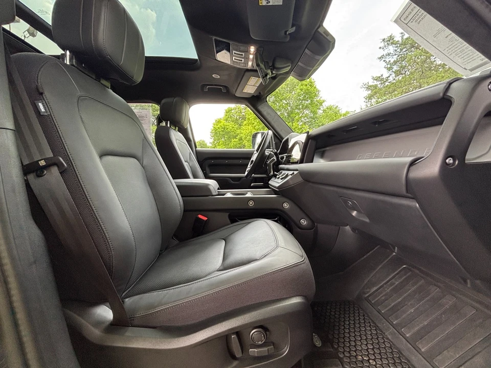 2025 Land Rover Defender V8 - Image 25 of 31