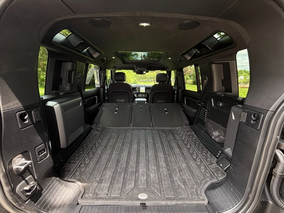 2025 Land Rover Defender V8 - Image 28 of 31