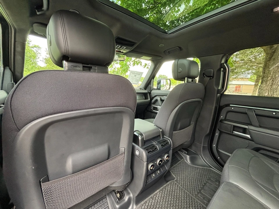 2025 Land Rover Defender V8 - Image 16 of 31