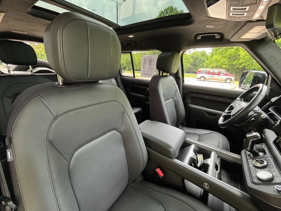 2025 Land Rover Defender V8 - Image 27 of 31
