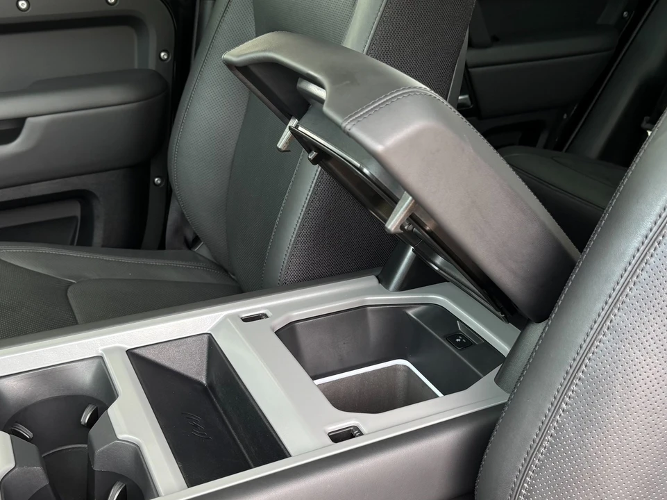 2025 Land Rover Defender V8 - Image 13 of 31