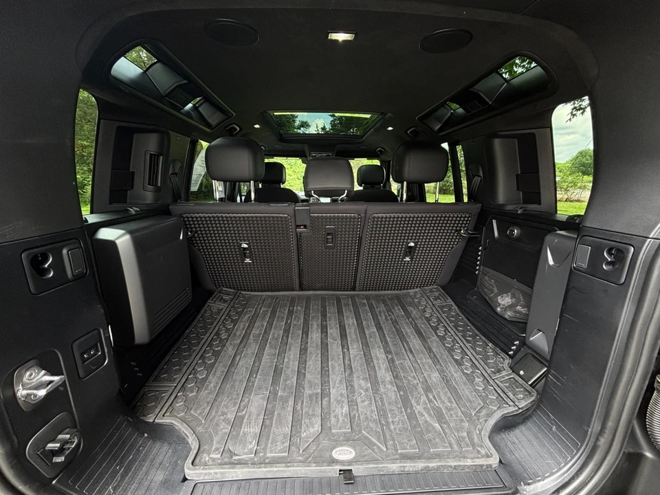 2025 Land Rover Defender V8 - Image 20 of 31