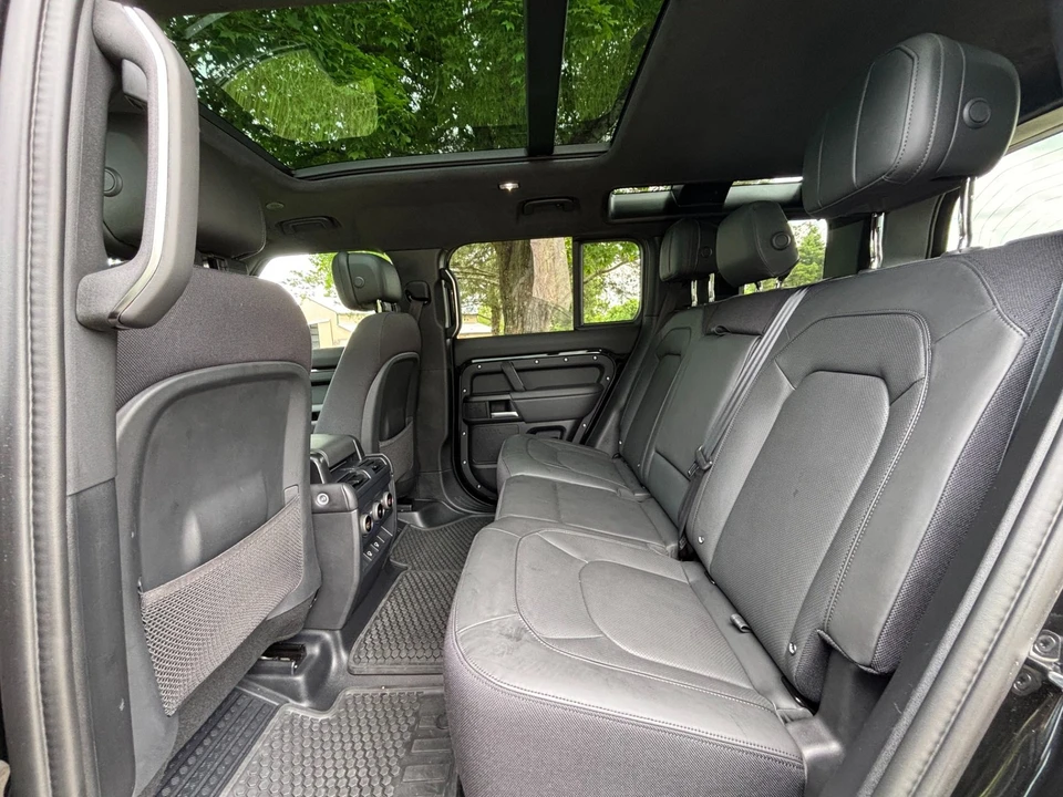 2025 Land Rover Defender V8 - Image 15 of 31