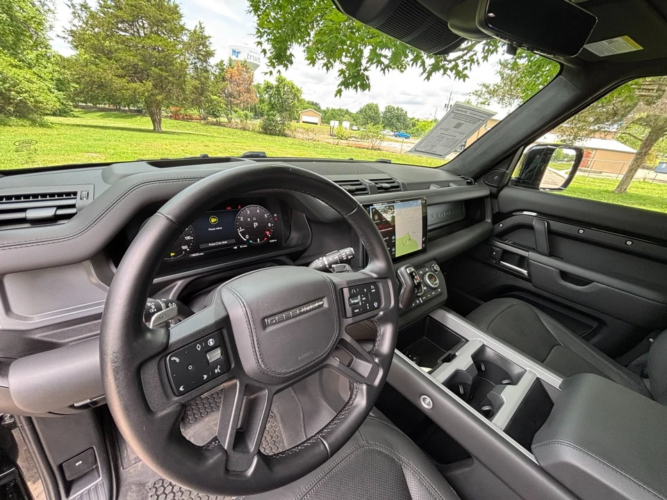 2025 Land Rover Defender V8 - Image 10 of 31