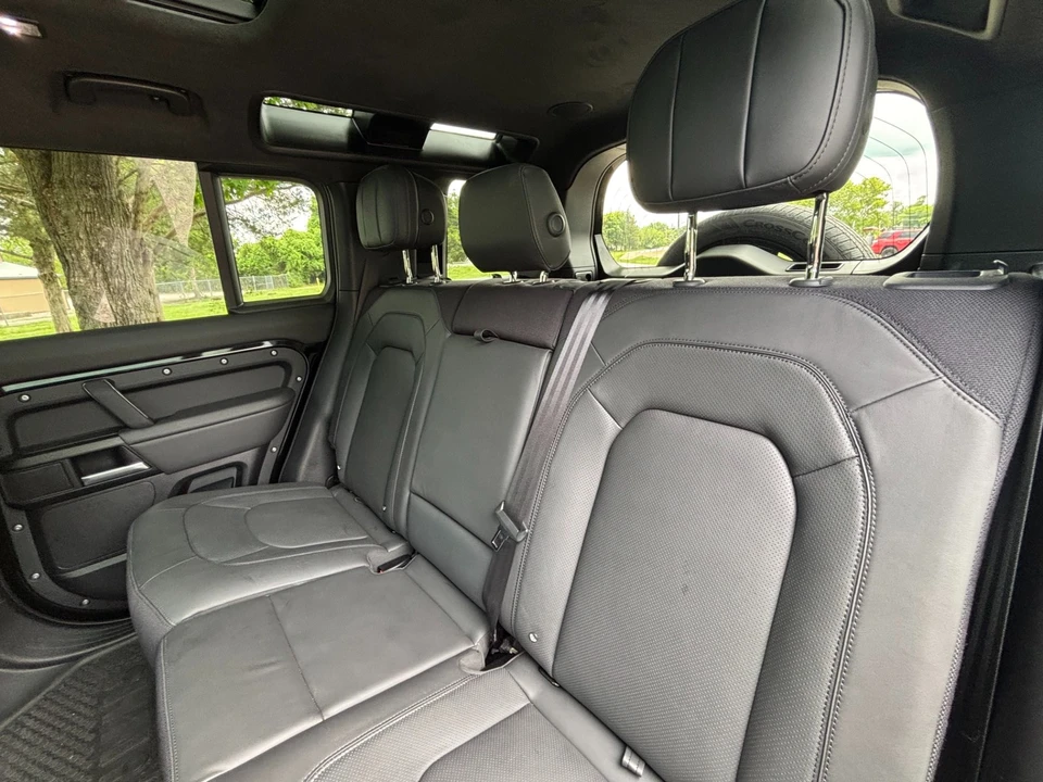 2025 Land Rover Defender V8 - Image 17 of 31