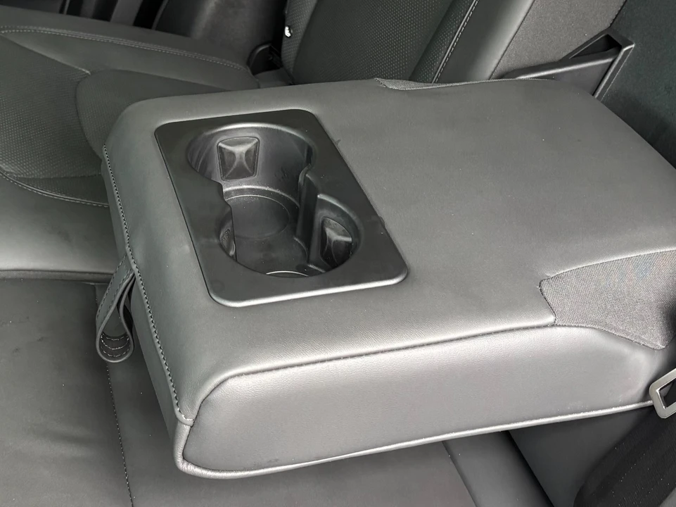 2025 Land Rover Defender V8 - Image 18 of 31
