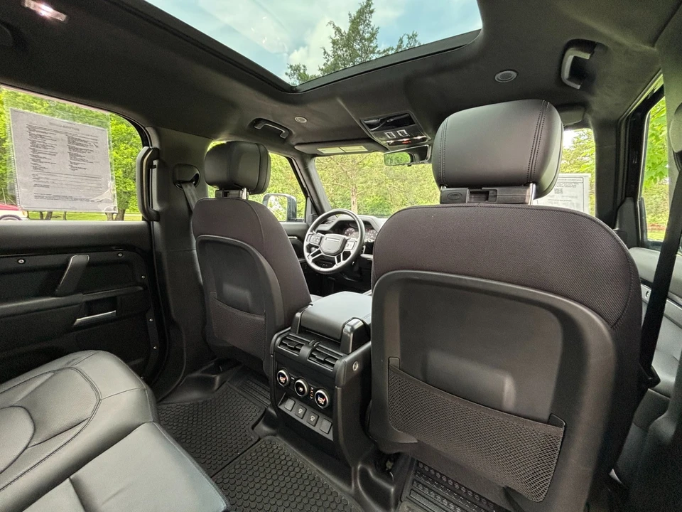 2025 Land Rover Defender V8 - Image 23 of 31