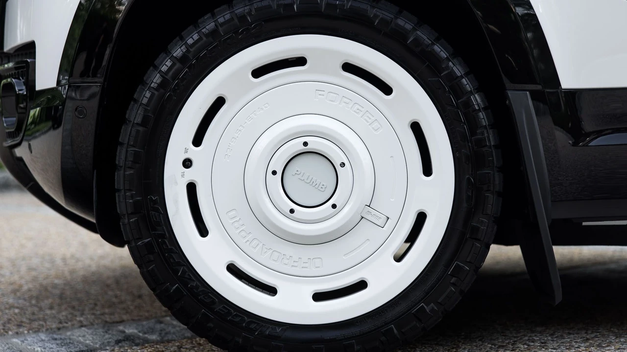 2025 Land Rover Defender Octa - Image 29 of 31