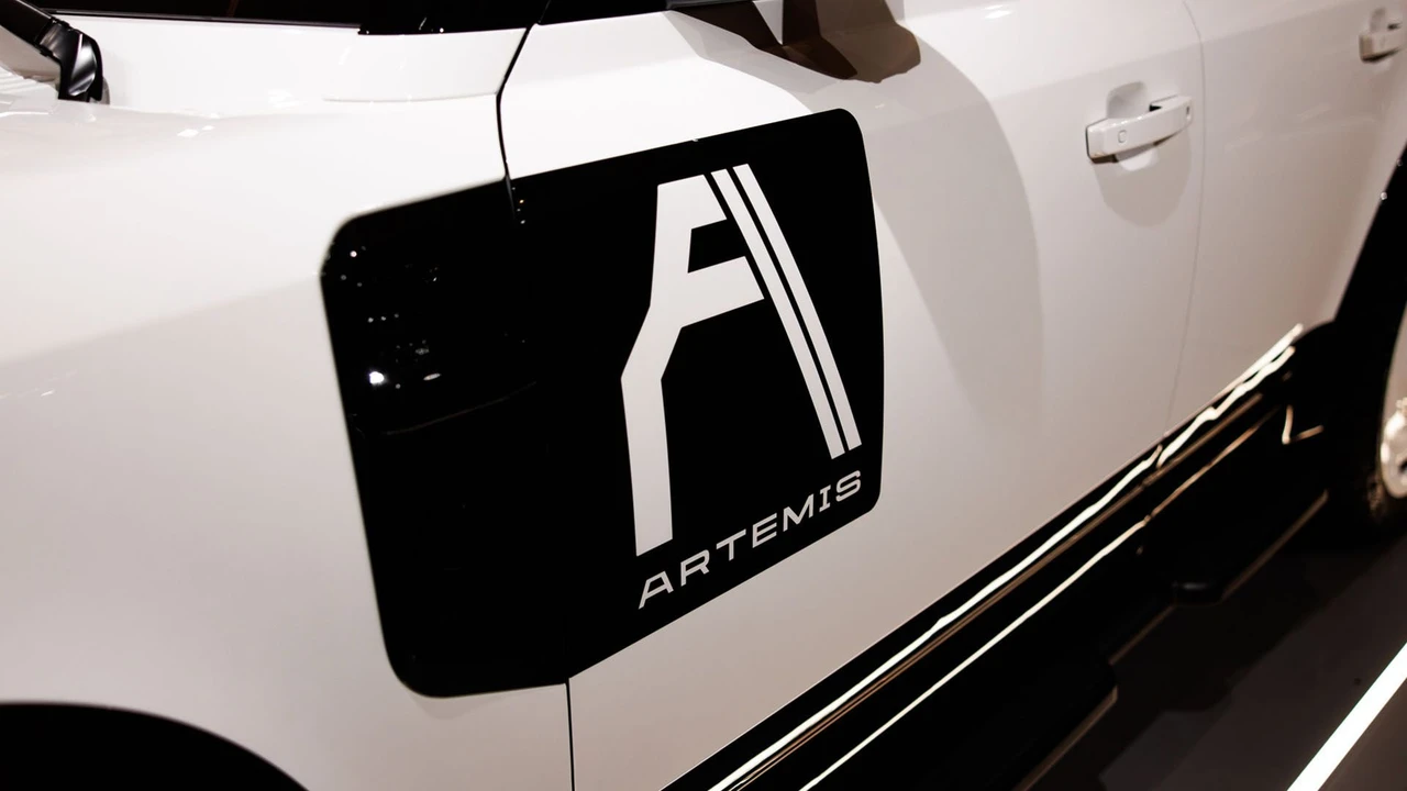 2025 Land Rover Defender Octa - Image 26 of 31