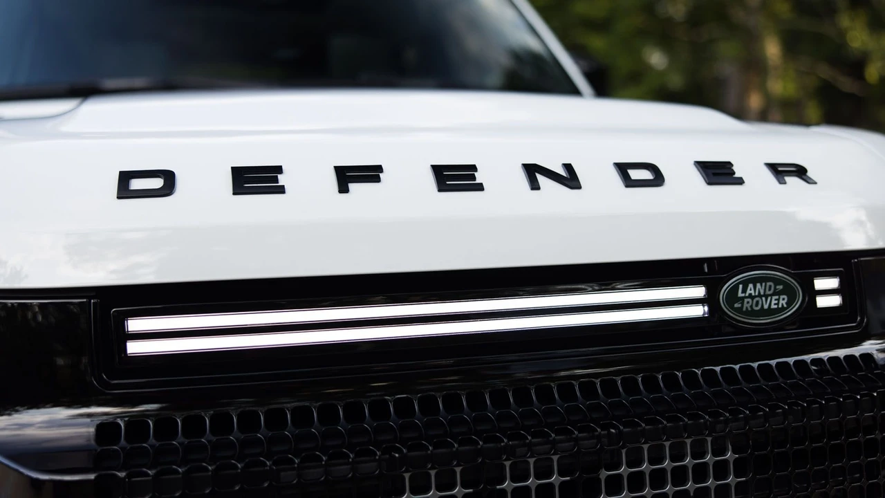 2025 Land Rover Defender Octa - Image 22 of 31