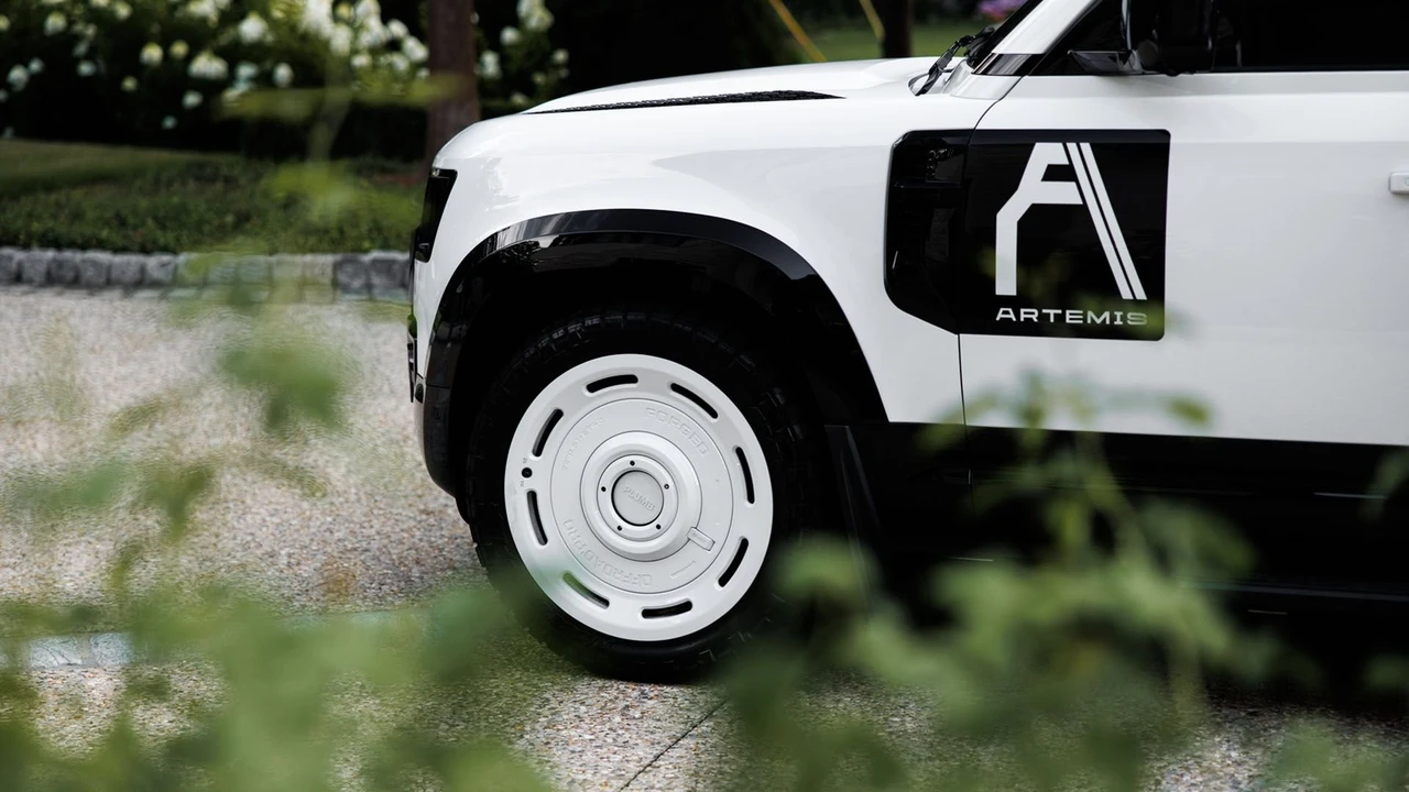 2025 Land Rover Defender Octa - Image 24 of 31