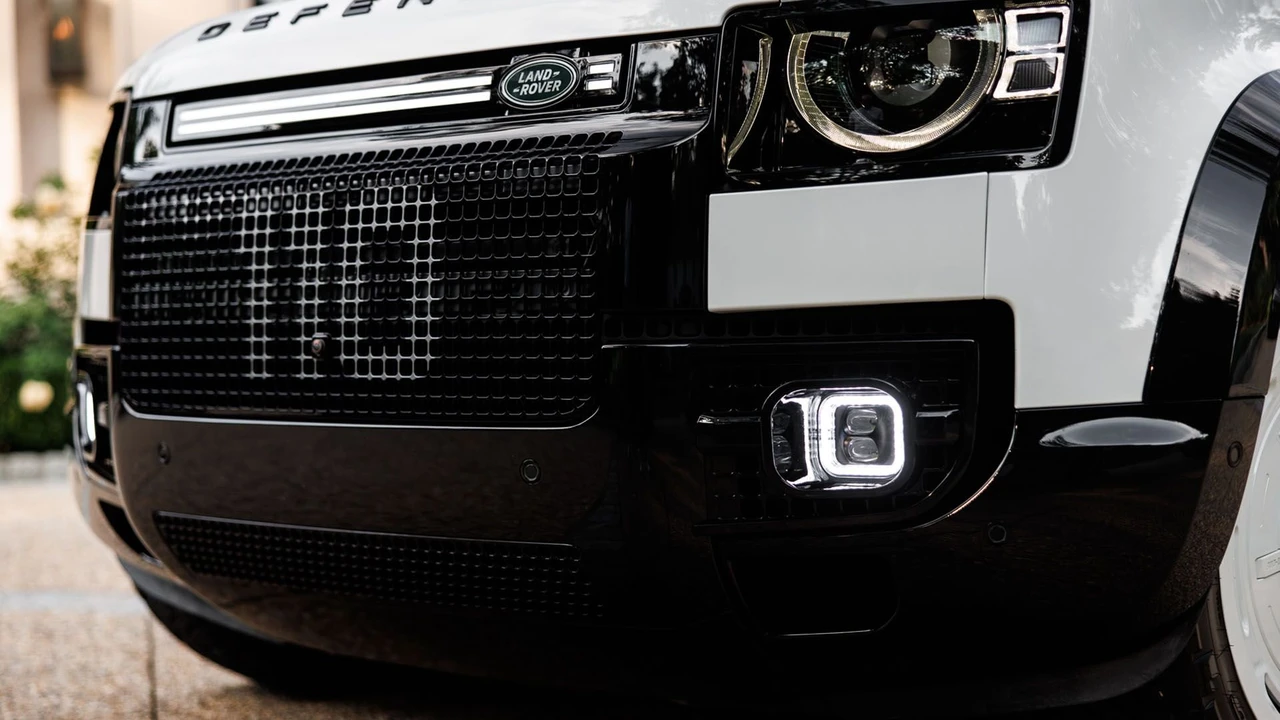 2025 Land Rover Defender Octa - Image 19 of 31