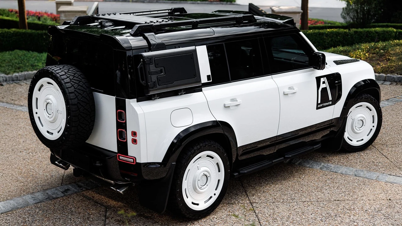 2025 Land Rover Defender Octa - Image 16 of 31