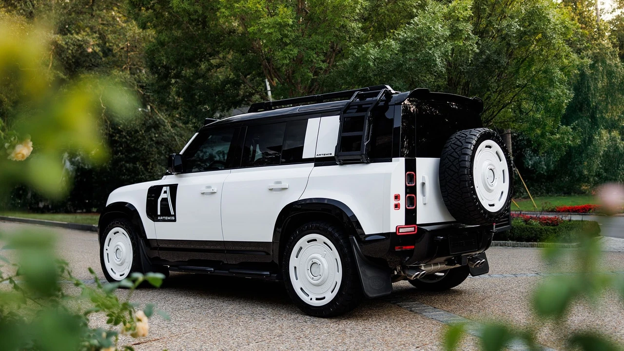 2025 Land Rover Defender Octa - Image 13 of 31