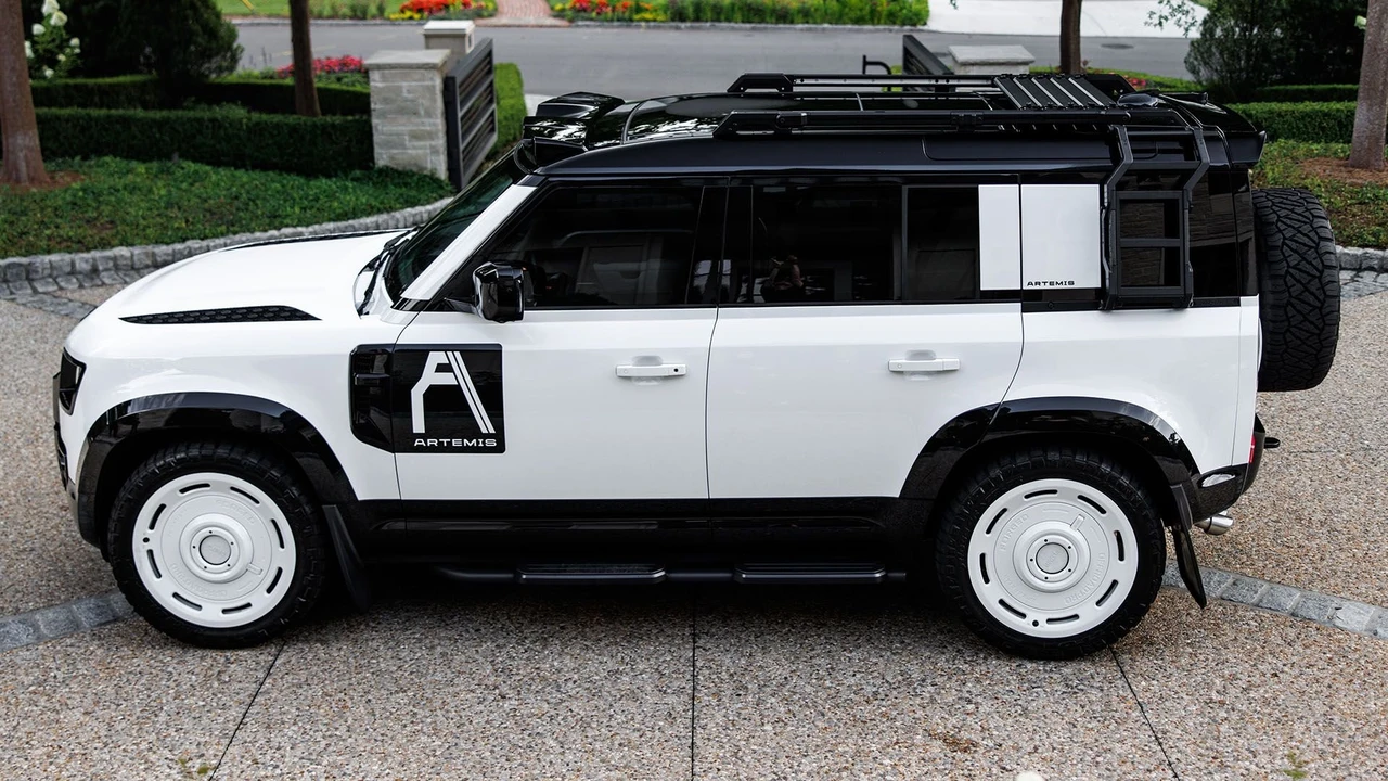 2025 Land Rover Defender Octa - Image 17 of 31