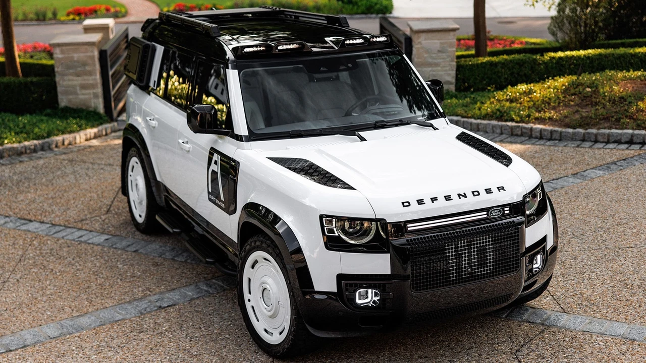 2025 Land Rover Defender Octa - Image 14 of 31