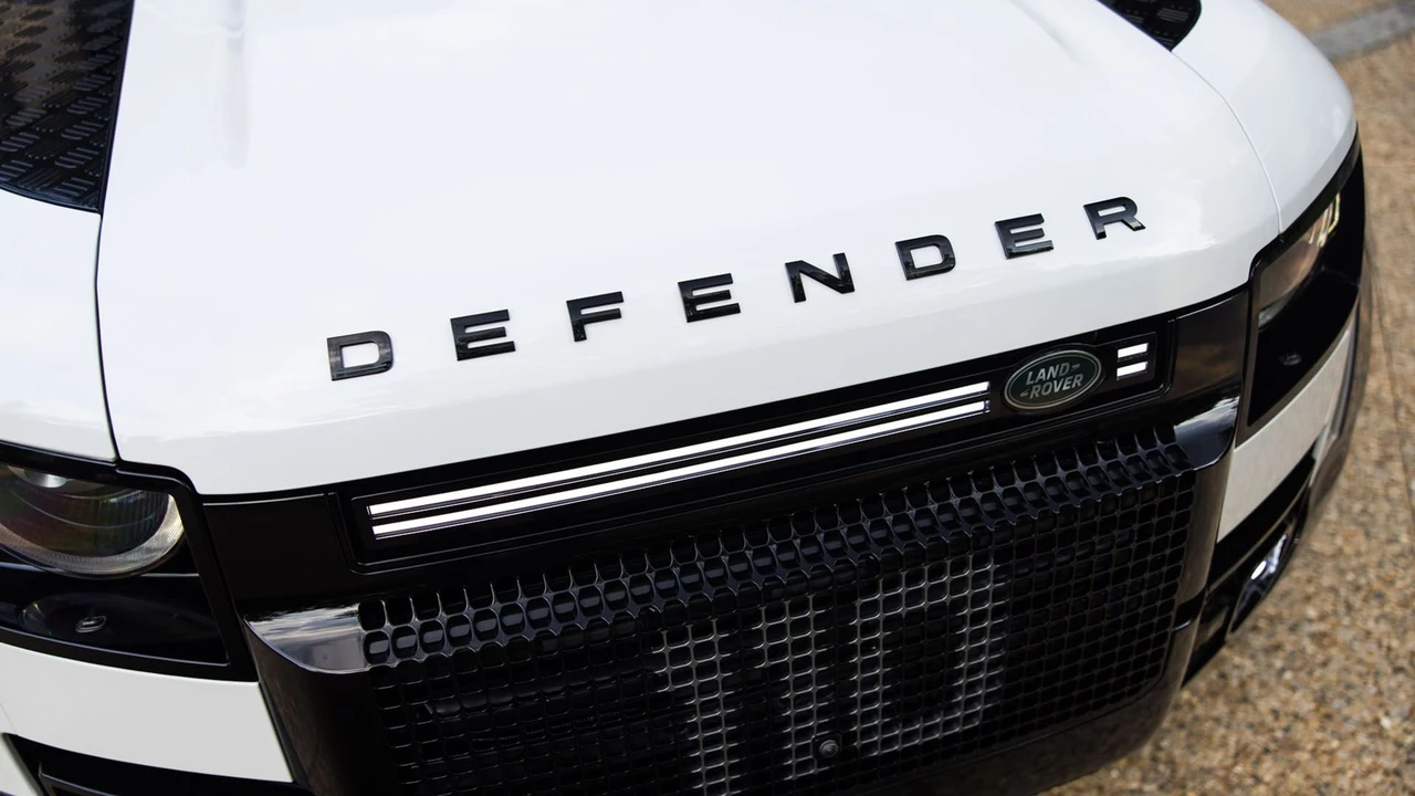 2025 Land Rover Defender Octa - Image 23 of 31