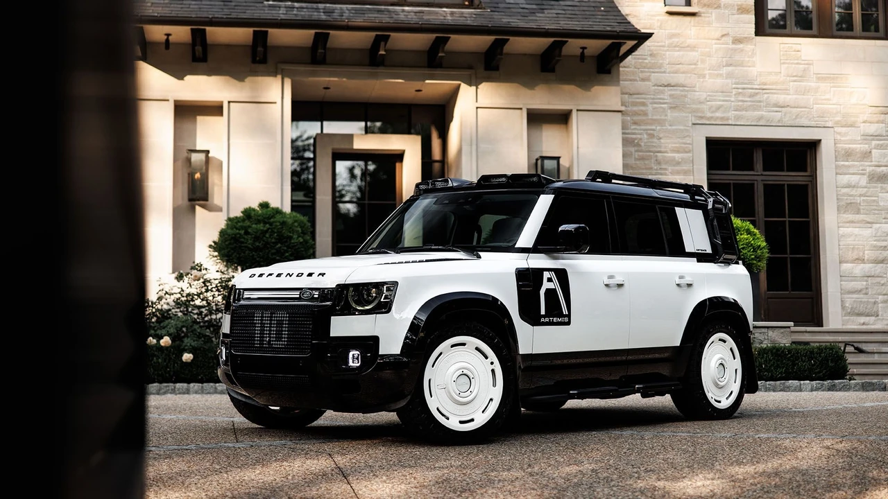 2025 Land Rover Defender Octa - Image 12 of 31