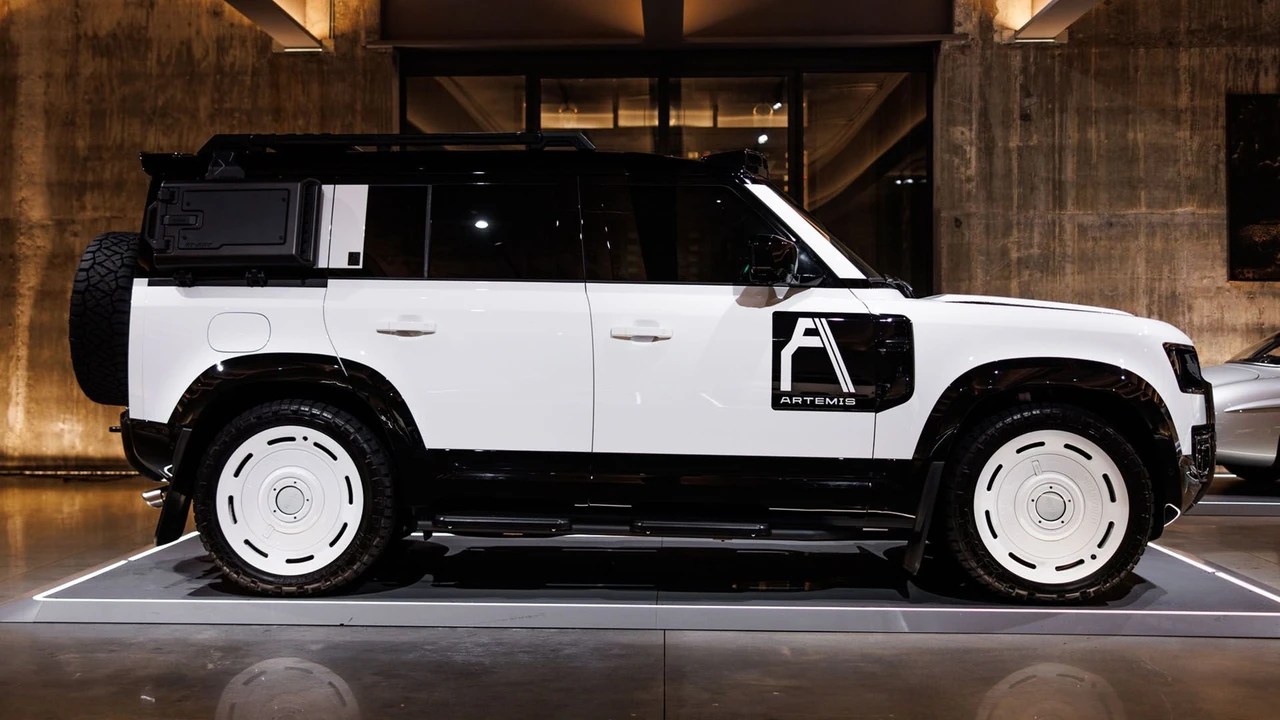 2025 Land Rover Defender Octa - Image 4 of 31