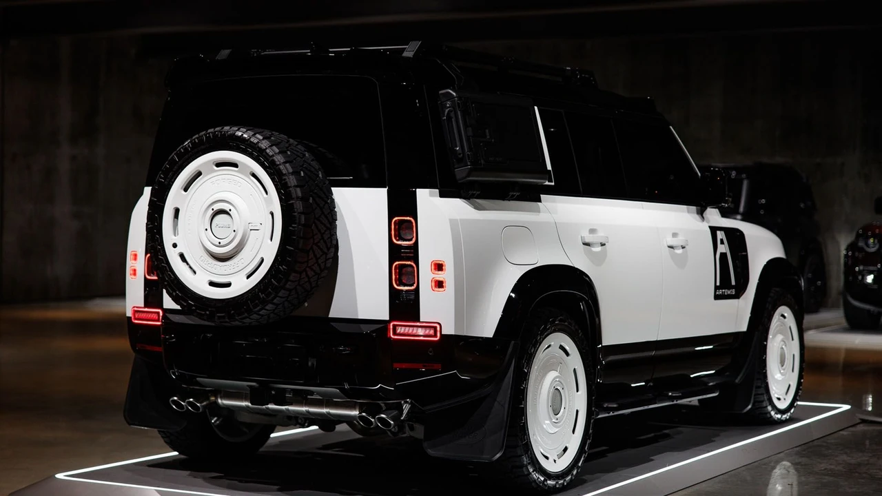 2025 Land Rover Defender Octa - Image 6 of 31