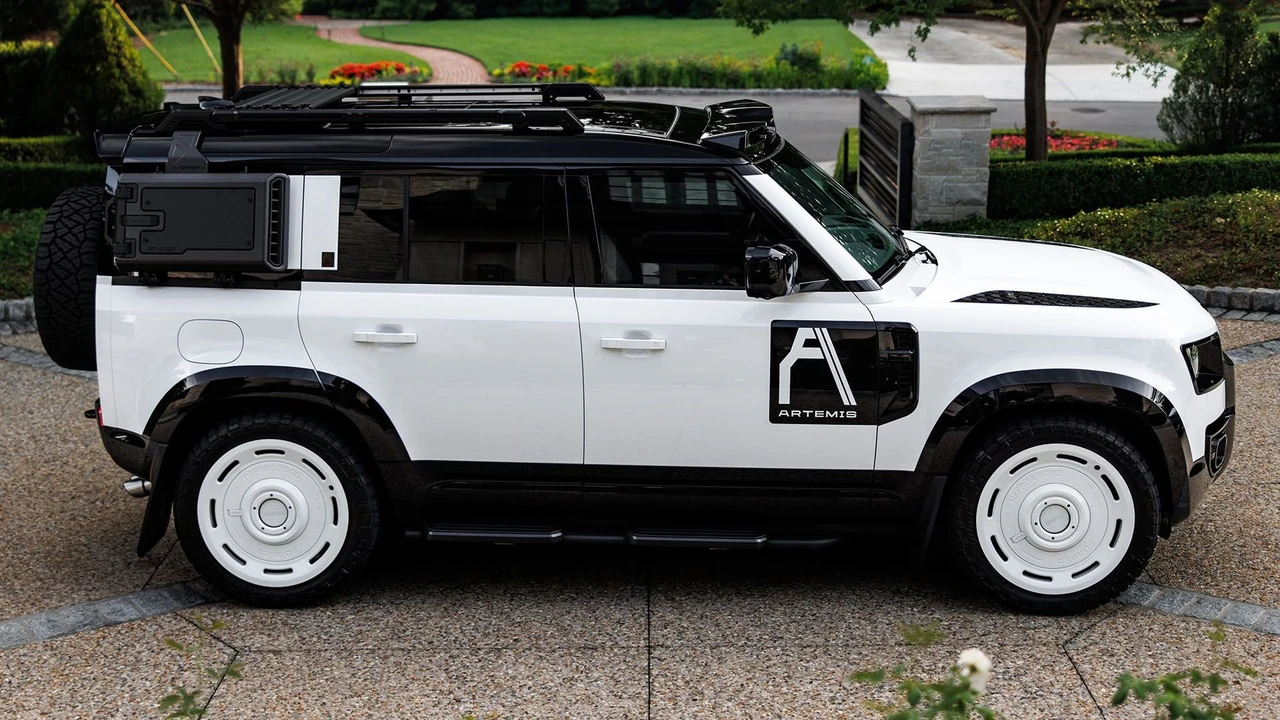 2025 Land Rover Defender Octa - Image 10 of 31