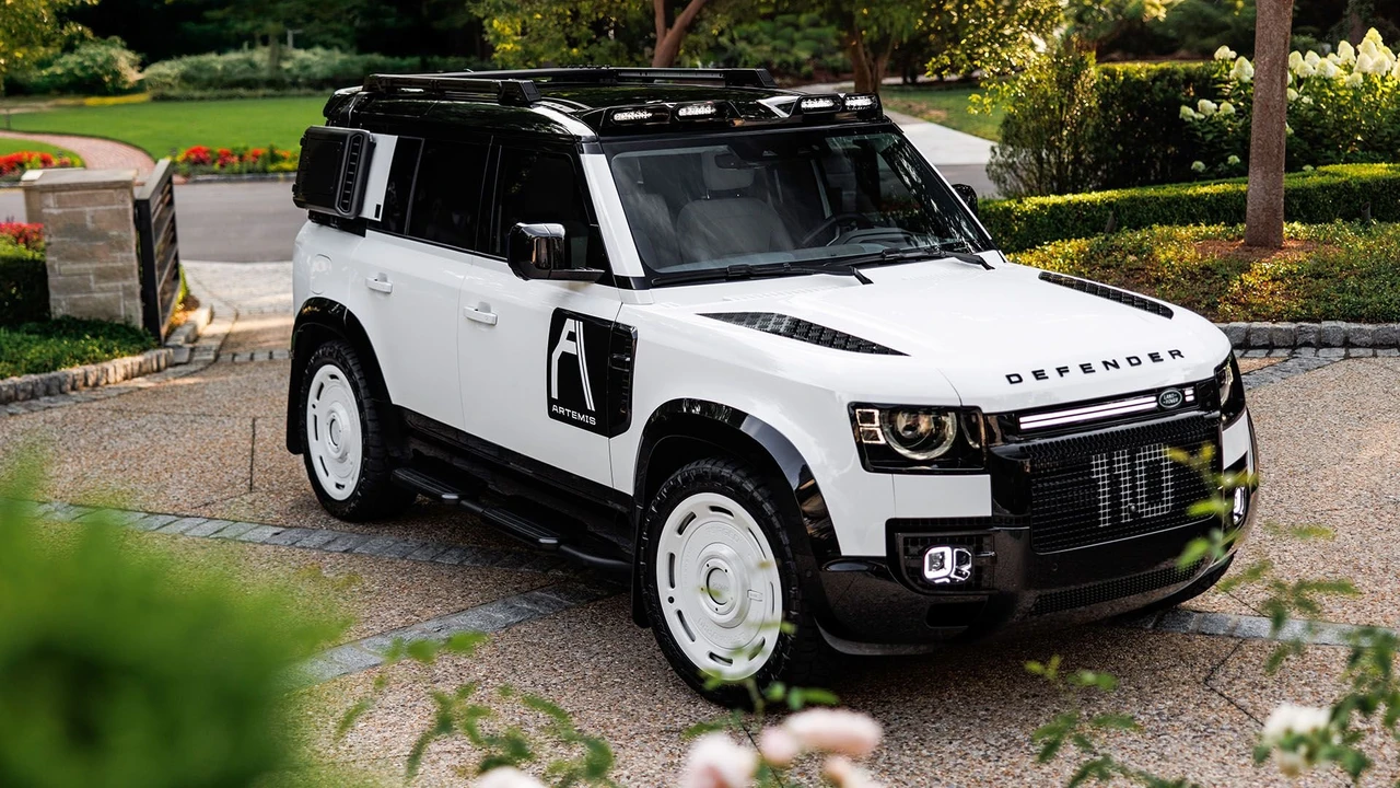2025 Land Rover Defender Octa - Image 18 of 31
