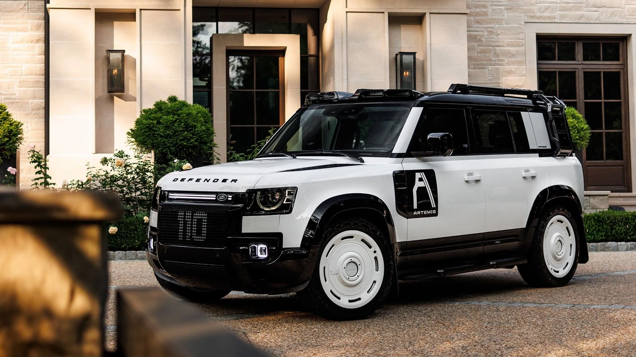 2025 Land Rover Defender Octa - Image 15 of 31