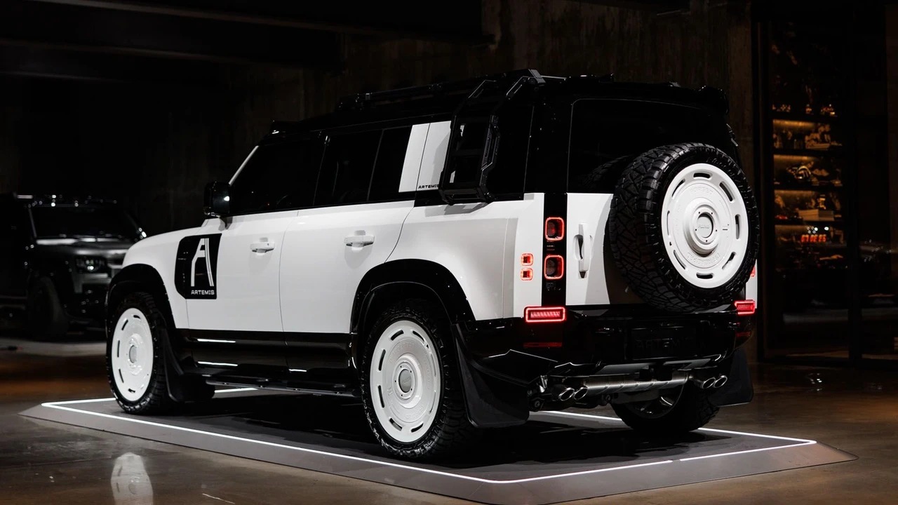 2025 Land Rover Defender Octa - Image 7 of 31
