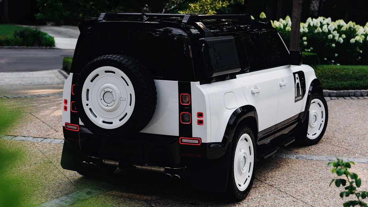 2025 Land Rover Defender Octa - Image 21 of 31