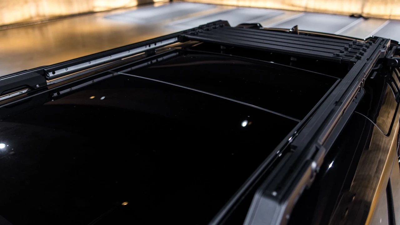 2025 Land Rover Defender Octa - Image 16 of 31