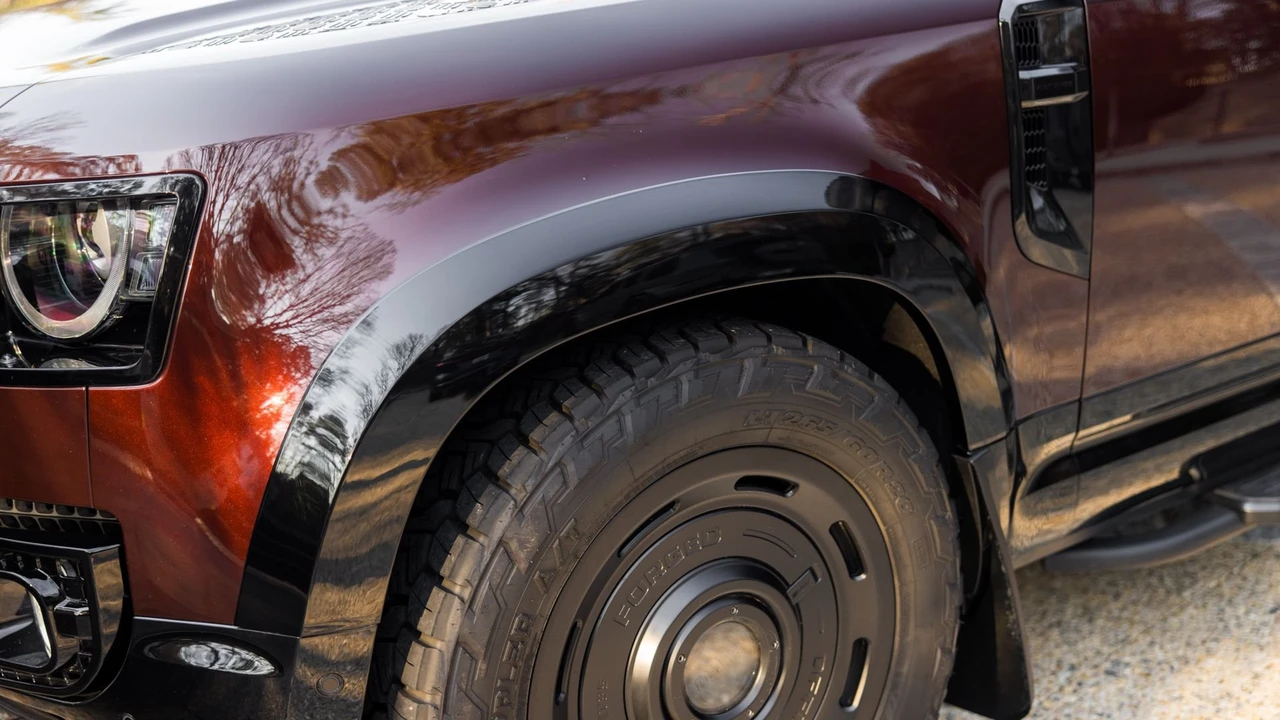 2025 Land Rover Defender Octa - Image 29 of 31
