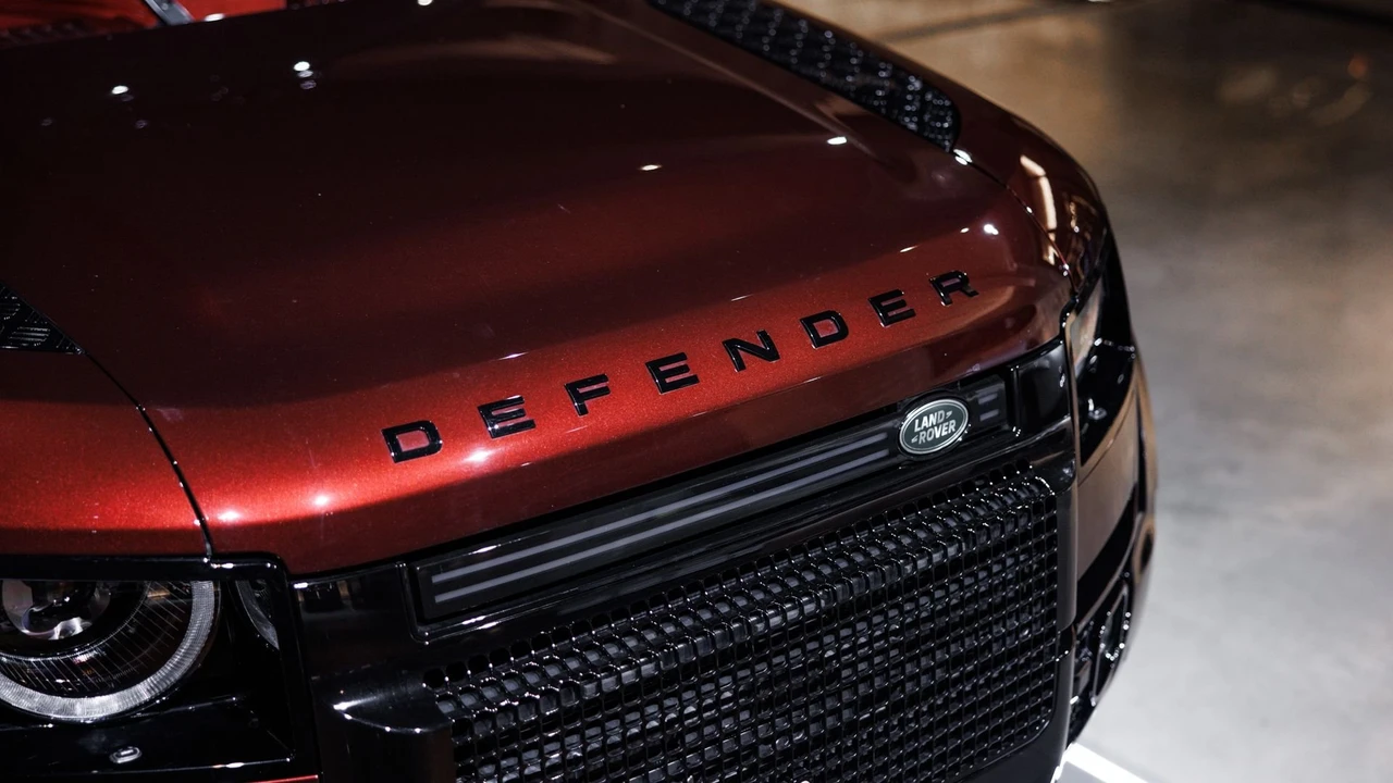 2025 Land Rover Defender Octa - Image 13 of 31